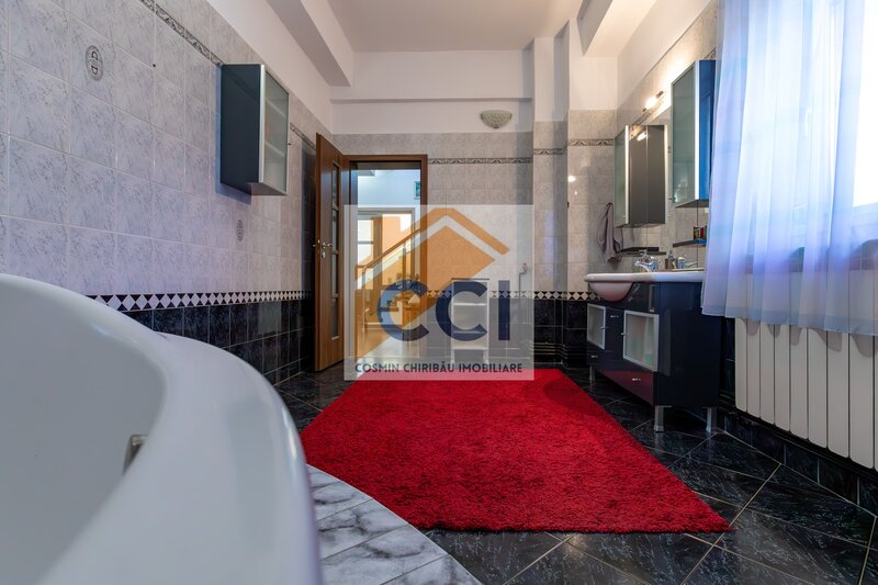 Bacau, proprietate exclusivista ultracentrala, eleganta, spatiu si rafinament